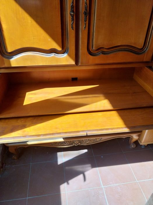 Стар масивен шкаф с ръчна резба от 70-те години,  перфектен за винтидж