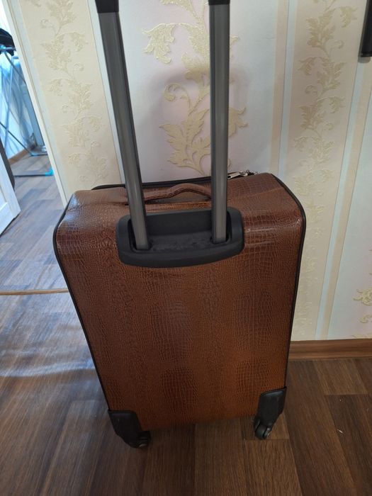 Продам вместимый новый чемодан