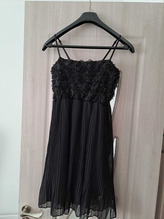 Къса черна рокля