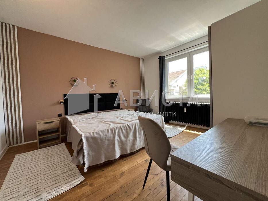 Дава се под наем Тристаен апартамент в София, Център - 75 кв.м за 917.49 € - Снимка #3