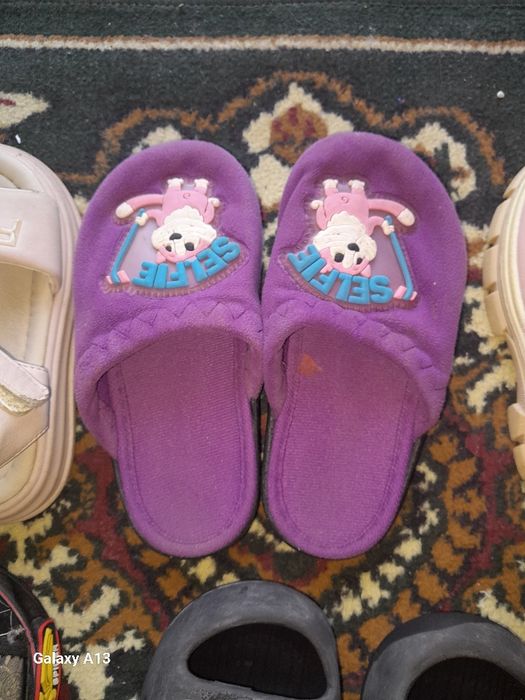 Hadiya . 2, 3,4 yosh bolalar oyoq kiyimlari