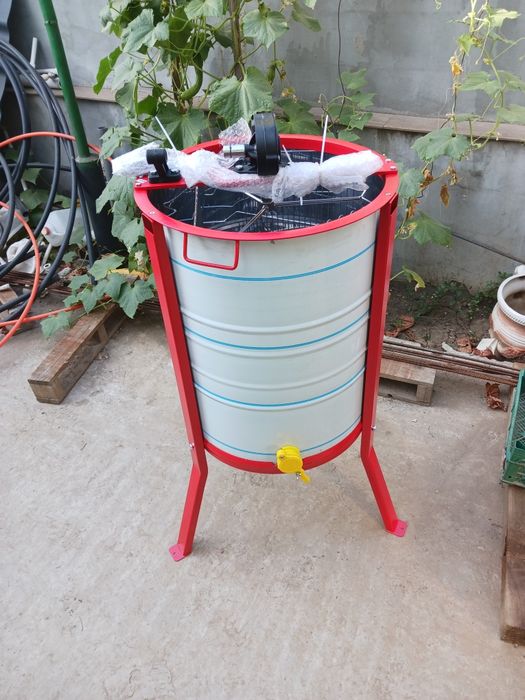 Vând stupi de albine și centrifuga inox