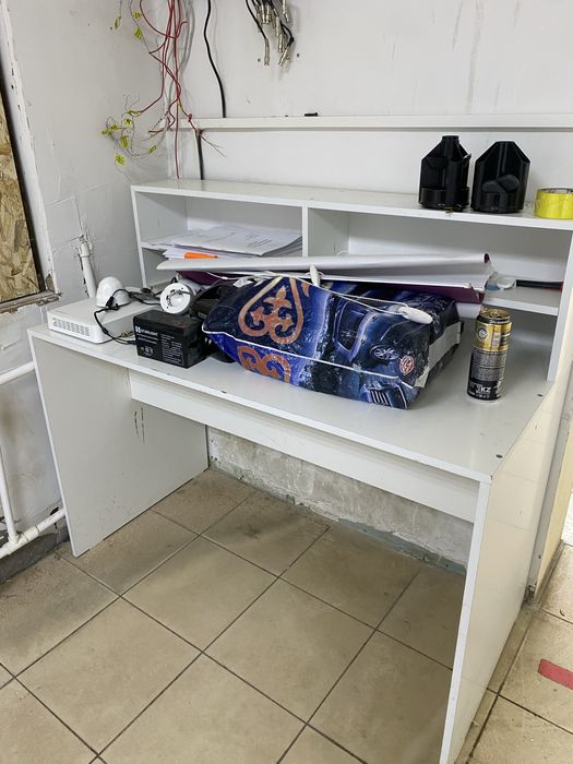 Продам витрину, рабочий стол и полочку