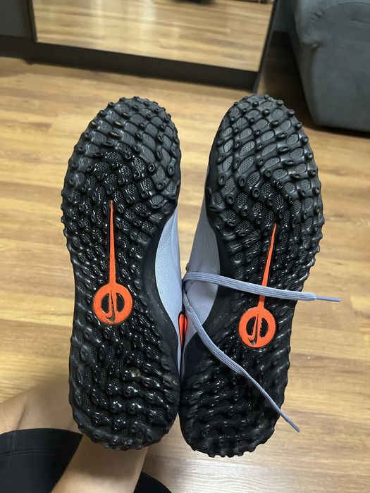 Продавам стоножки Nike Tiempo Legend 10 Club TF
