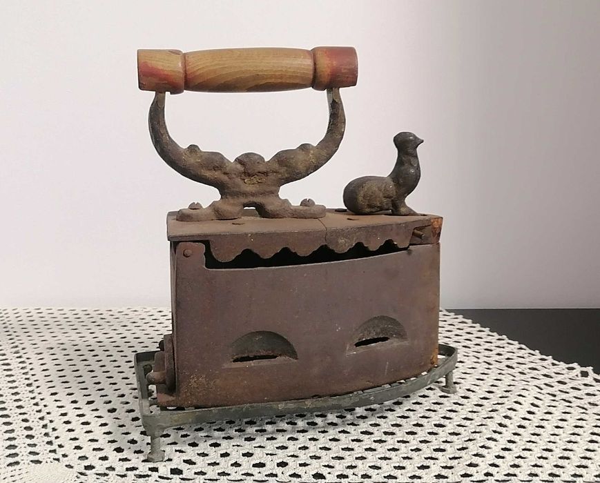 Старинна ютия на жар петле с подложка