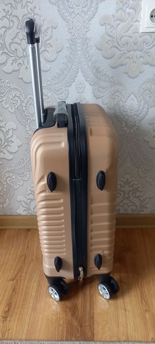 Продаётся чемодан хорошего качества, ручная кладь.
