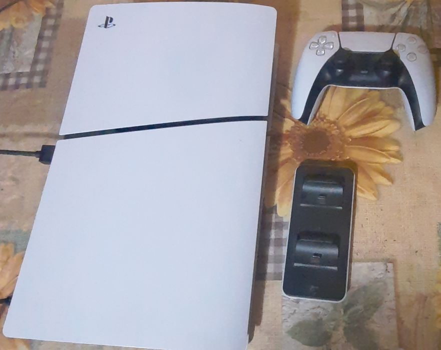 Vând PlayStation5 cu volan de gaming fac și schimb!