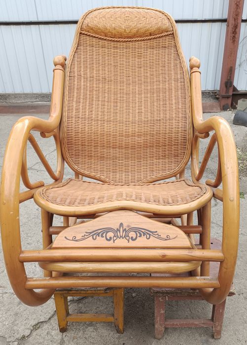 Кресло -качалка,ротанг