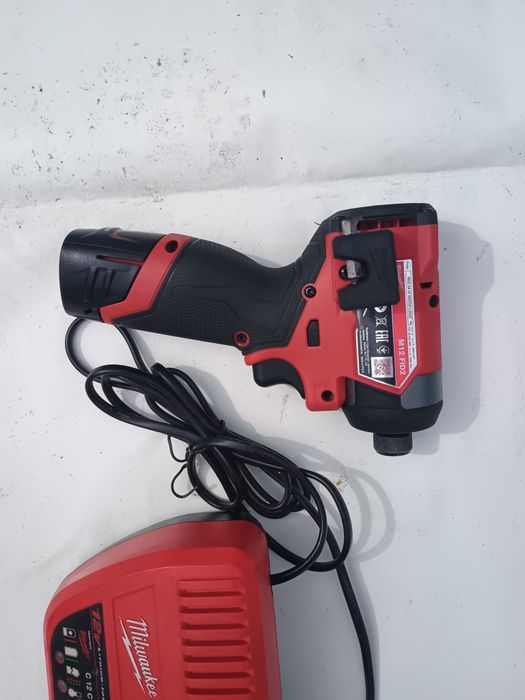 Set milwaukee fid2 și fpd2 , 2 baterii și incarcator