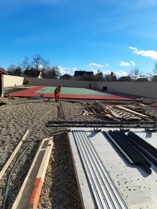 Case la roșu, Consolidări, Demolări, Fațade