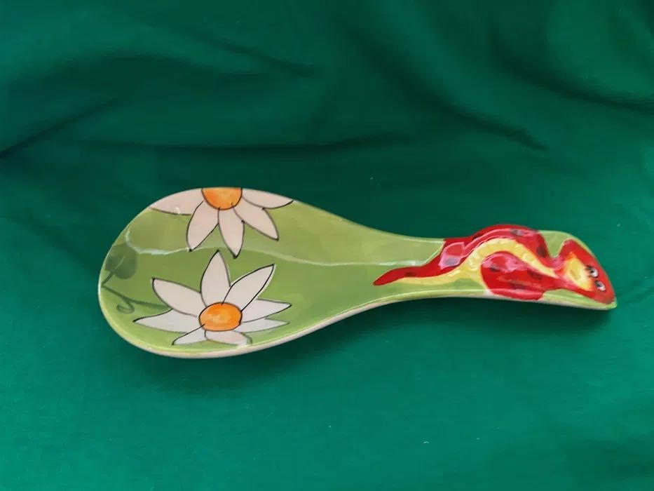 Посуда кружки, тарелки , чайники