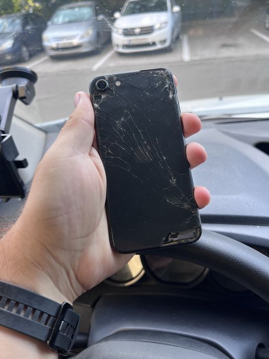 Vand iPhone SE de 128 GB pentru piese sau reparatii