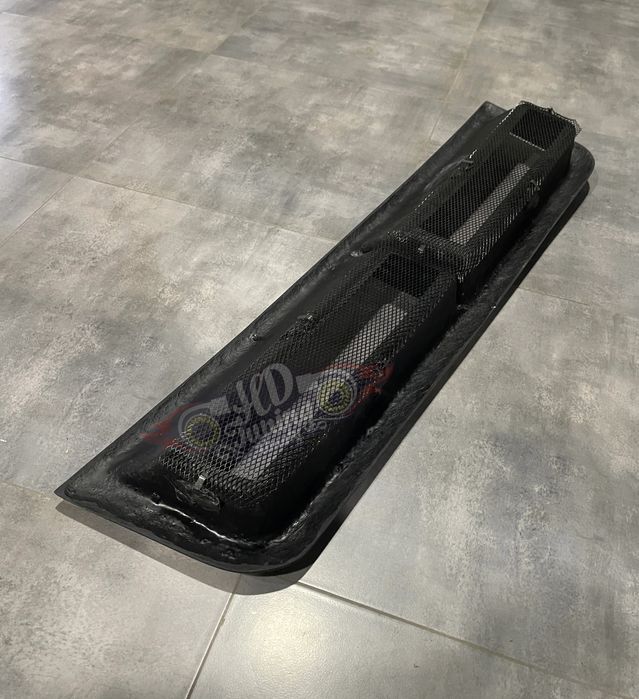 Универсальная вставка в капот