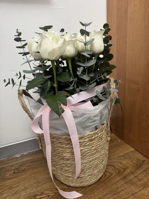 Свежие белые розы