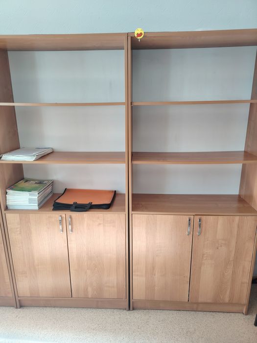 Продам 3 шкафа и 2 стола