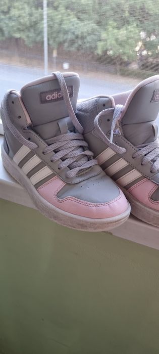 Маратонки ADIDAS номер 38 като нови.