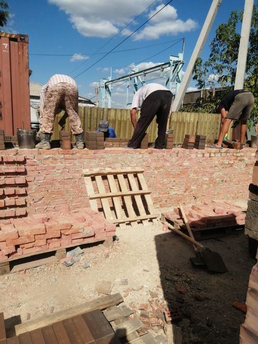 Столы каменщика с бадьями для раствора