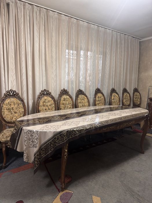 Стол из качественого дерева и 10 стульев