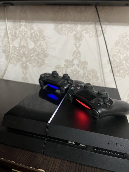 продам Playstation 4 с 50 играми