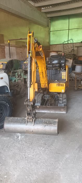 Mini excavator JCB 18Z-1 inchiriez