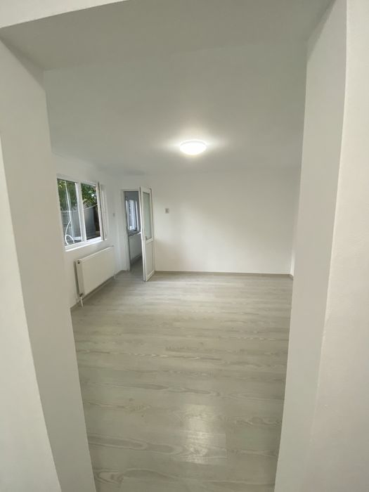 Vand sau inchiriez casa 90m si curte de 250m  la 100m de Sala Sporturilor Ploiesti