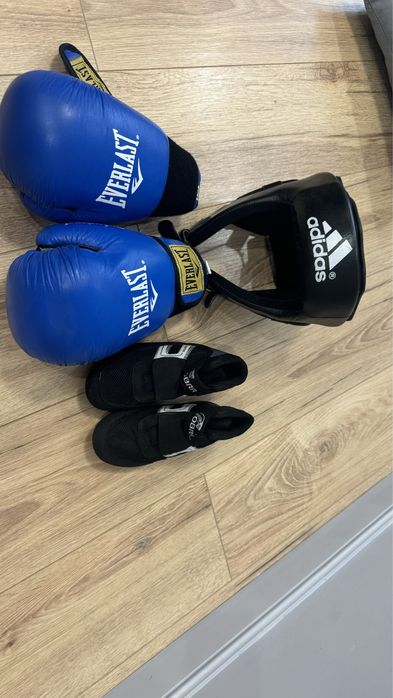 продам форму для бокса, перчатки боксерки  и шлем