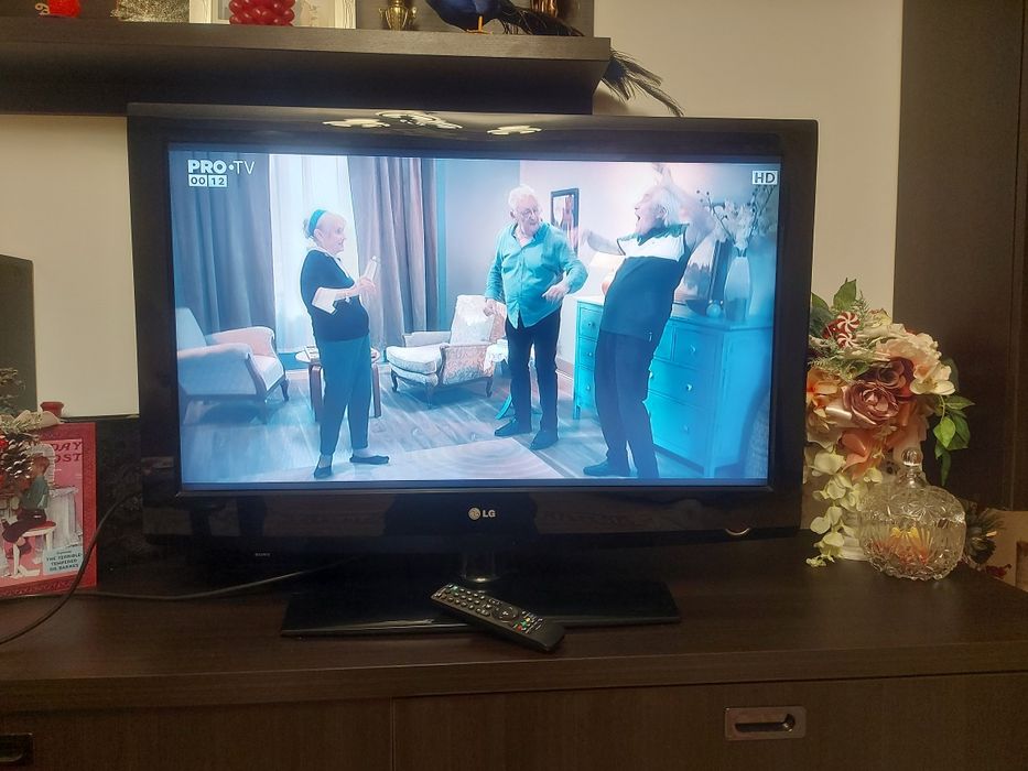 Televizor LG diagonala 94 cm
