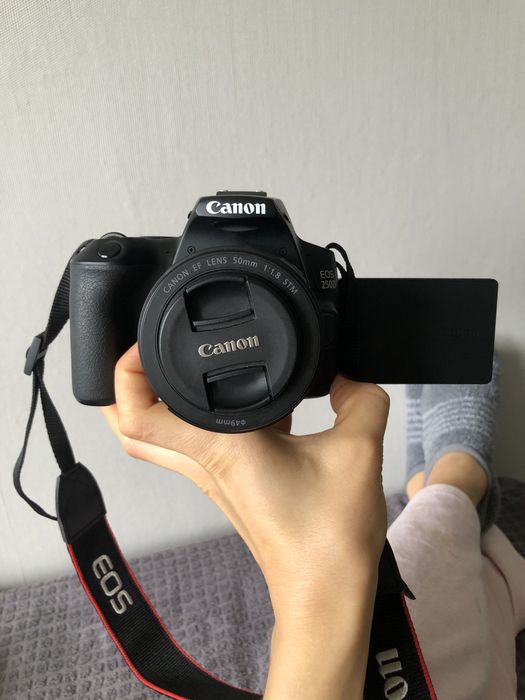 СРОЧНО Продам. камера( фотоаппарат )Canon 250D