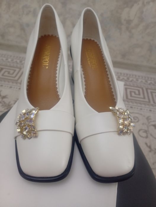 Продам белые туфли