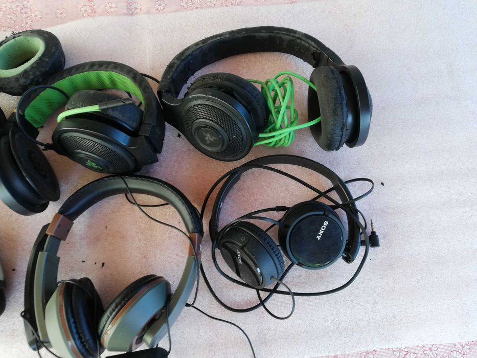 Разчистване голям Лот от 25 чифта слушалки Razer и Logitech
