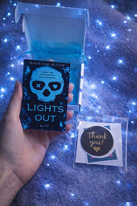 Martisor magnet cu minibook Lights Out