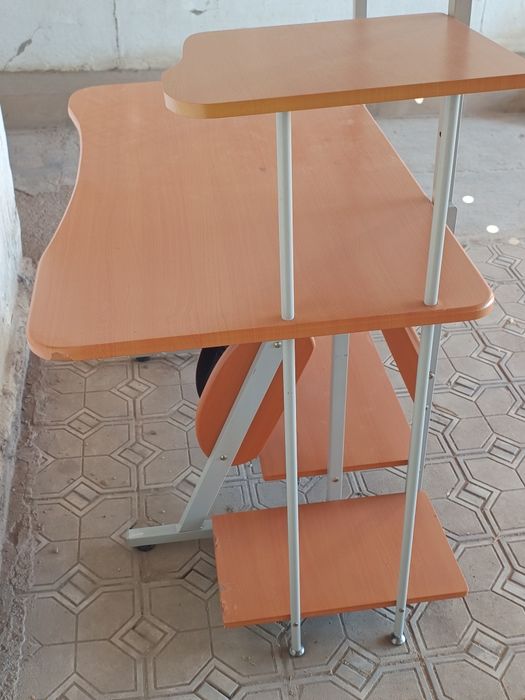 Продам компьютерный стол