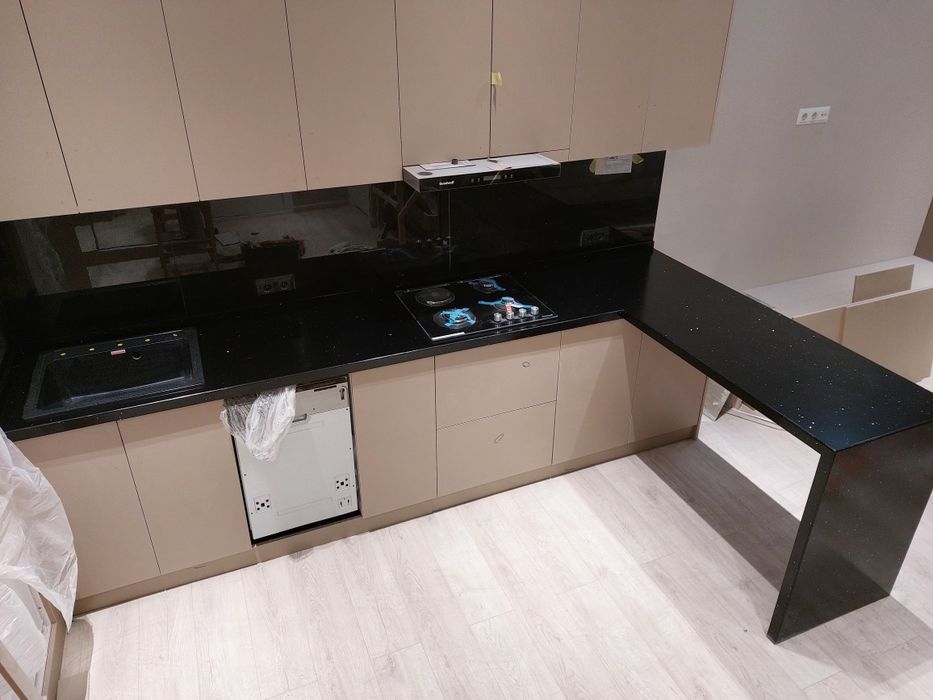 Столешницы из кварца и акрила любой сложности