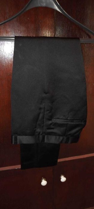 Продавам изгодно нов абитуриентски/младоженски/ костюм