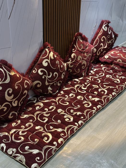 2,5 metrlik Ko’rpacha va yostiq sotiladi.