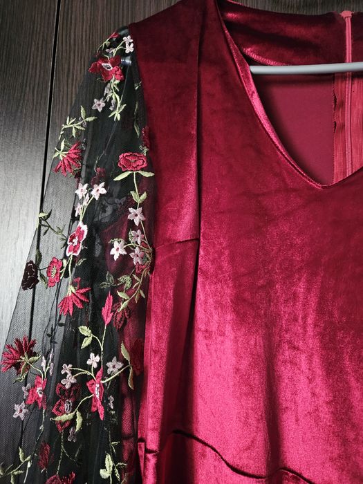 Rochie catifea roșie cu mâneci brodate