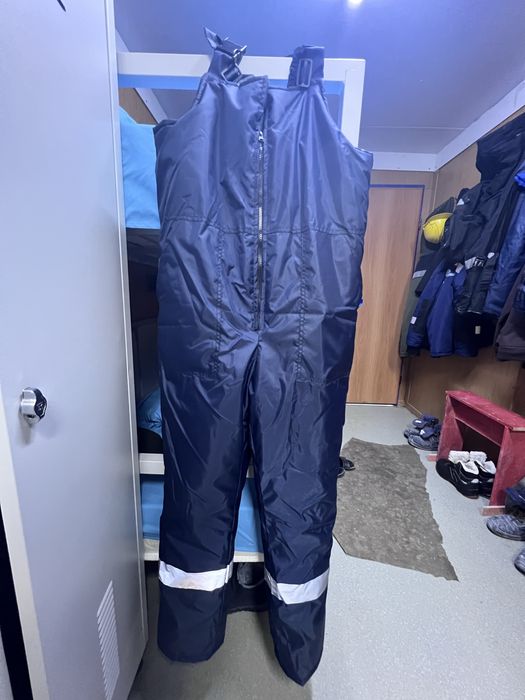 Спецодежа фирменный и обувь.