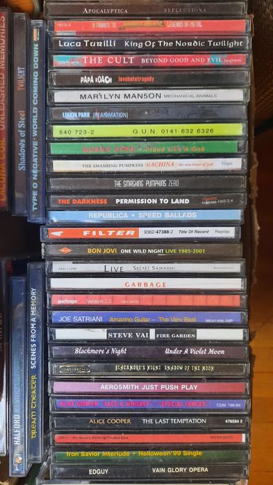 Продавам музикални дискове