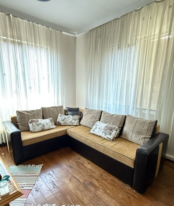 Разтегателен ъглов диван с три вида възглавници