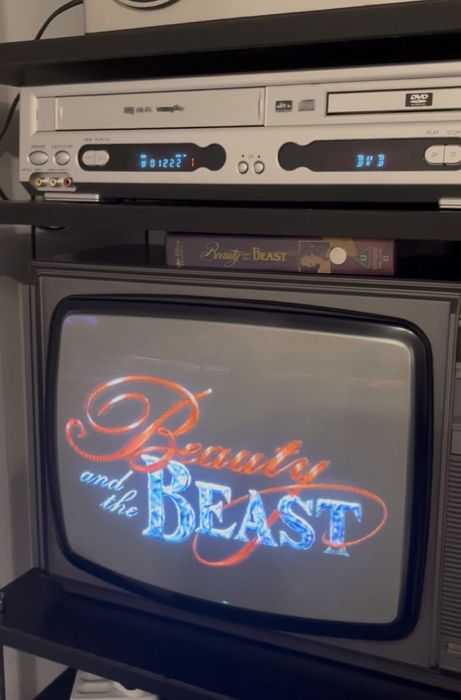 Set retro original. VCR Sharp nou. TV philips 1982, casete originale!