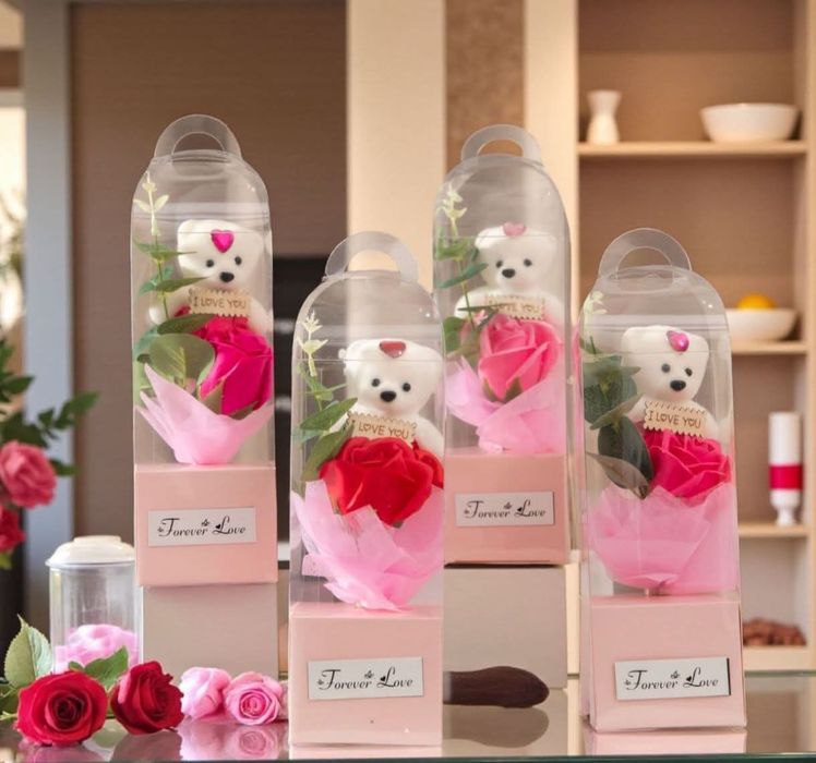 Cutie cadou cu ursuleț de pluș și buchețel de trandafiri din flori de