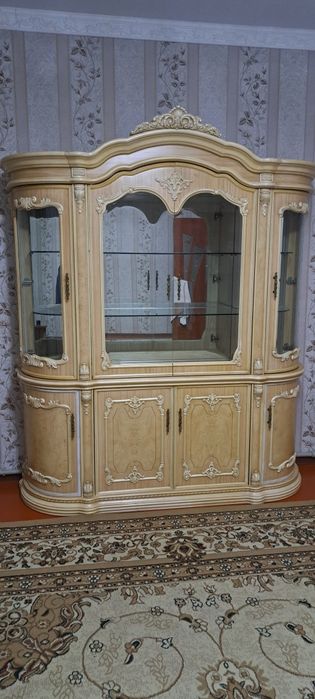 Шкаф витрина сервант