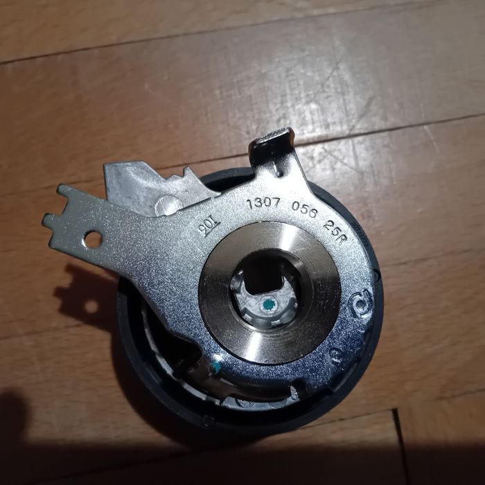 Обтегач на ангренажен ремък за рено и дачия 1.5 дизел