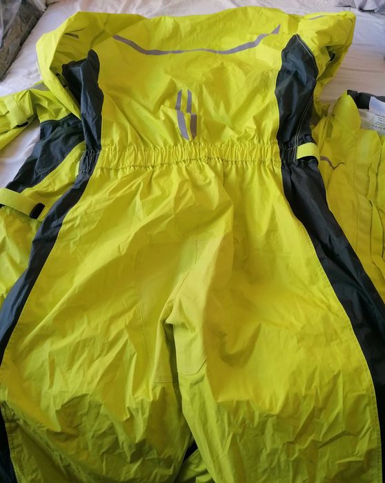 Combinezoane impermeabile