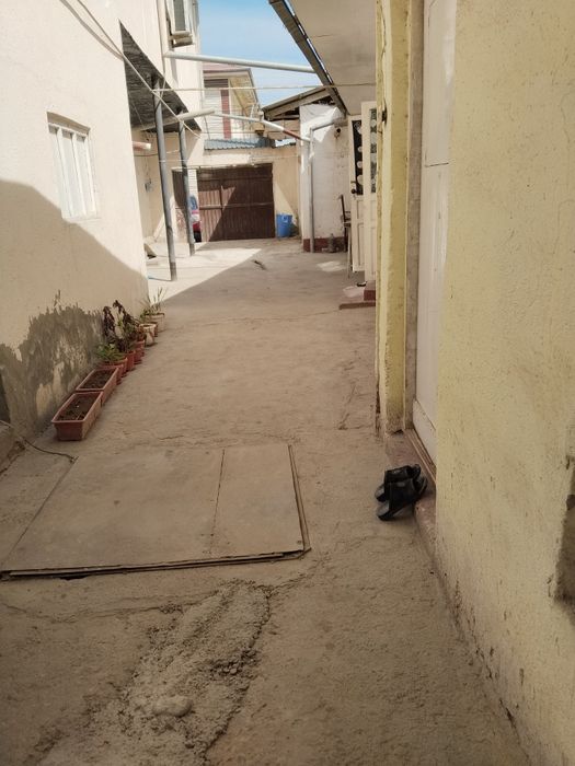 Uy sotiladi zangota tumanida 3.5 sotikli 2 qvatli