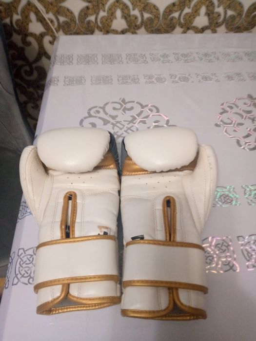Продам боксерские перчатки 8 унц
