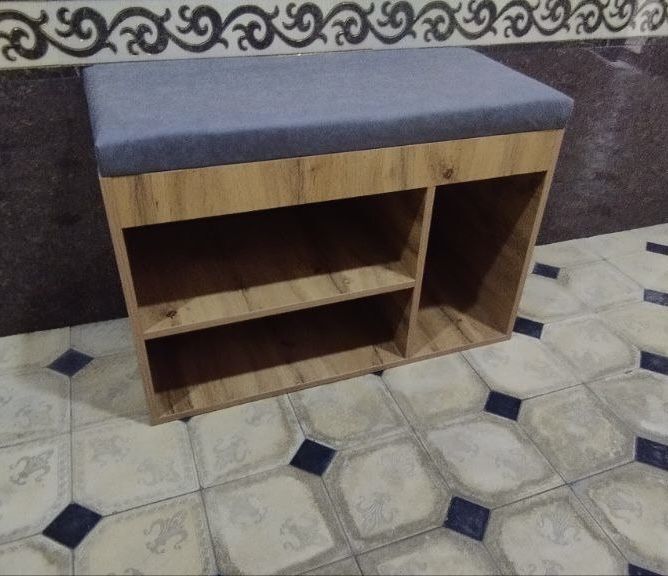 Обувная полка с пуфиком и потайным ящиком.