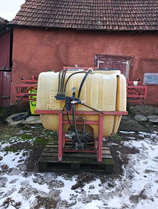 Se vinde pompa, cărucior și grape