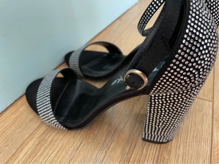 Sandale cu toc gros si strasuri 38