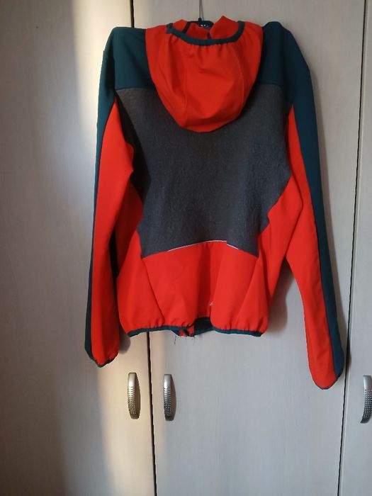 Страхотна ветровка много рядък модел много малко носена м размер